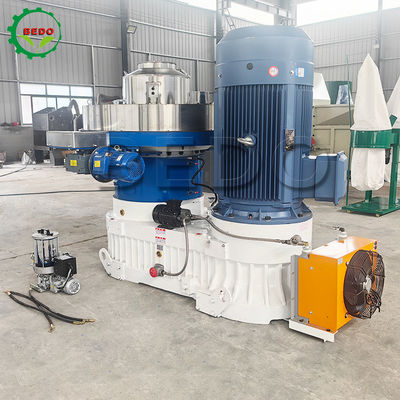 5000kg Trọng lượng PLC điều khiển Wood Pellet Mill với 0.15kw Gear Pump